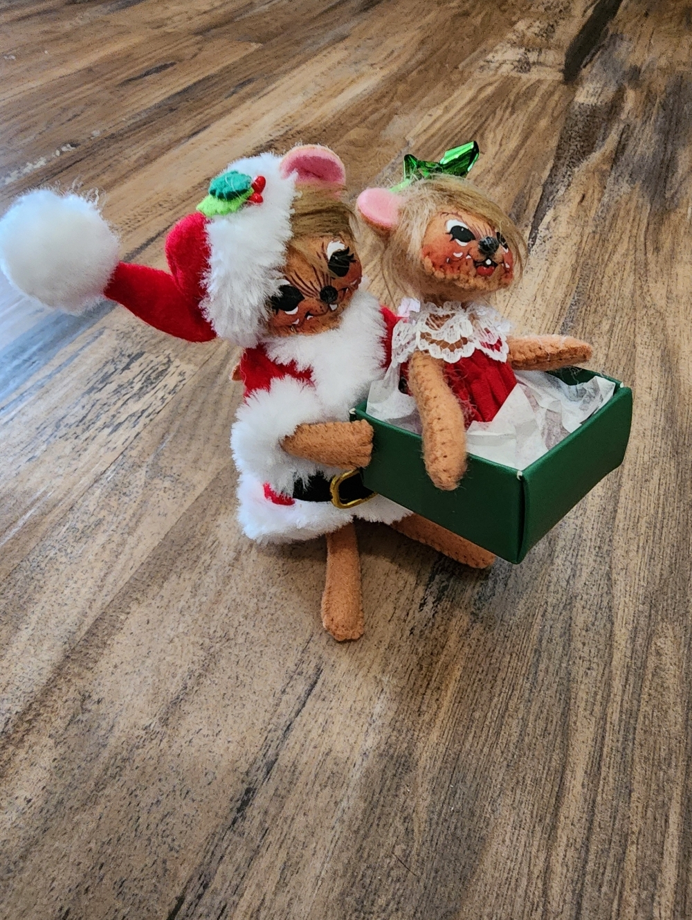 2021 Annalee Christmas Mouse Santa With Present